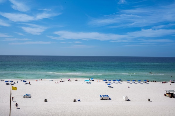 Condo, 1 cama Queen e sofá-cama (Sunbird 604W) | Praia | Na praia