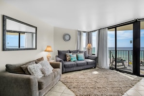 Condo, 1 cama Queen e sofá-cama (Sunbird 604W) | Área de estar | TV