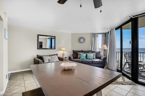 Condo, 1 cama Queen e sofá-cama (Sunbird 604W) | Área de estar | TV