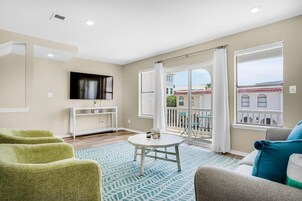 Casa adosada, varias camas (Beach Within Reach) | Zona de estar | Una televisión