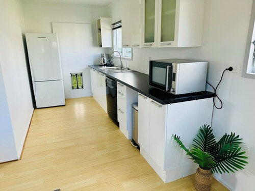 Charming Sleepout: Spa Pool, Pets Welcome, Scooters & Family Friendly