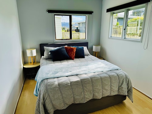 Charming Sleepout: Spa Pool, Pets Welcome, Scooters & Family Friendly