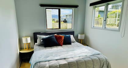 Charming Sleepout: Spa Pool, Pets Welcome, Scooters & Family Friendly