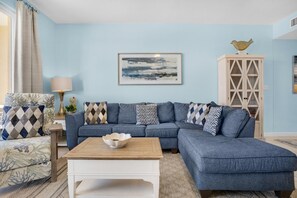 Condo, Plusieurs lits (Sterling Reef 603) | Aire de séjour | Téléviseur