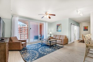 Apartment, Mehrere Betten (Shores of Panama 2122) | Wohnbereich | Fernseher