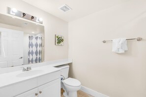 Appartement, Meerdere bedden (Shores of Panama 2122) | Badkamer | Handdoeken, zeep, toiletpapier