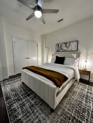 1 bedroom, in-room safe, desk, iron/ironing board - Luxury stay in the heart of the city and minutes from downtown! Free Parking! (Richmond)