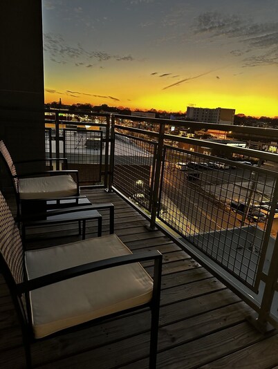 Luxury stay in the heart of the city and minutes from downtown! Free Parking!