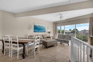 聯排別墅, 多張床 (Beach Haven- Beach Pointe 703) | 起居區 | 電視