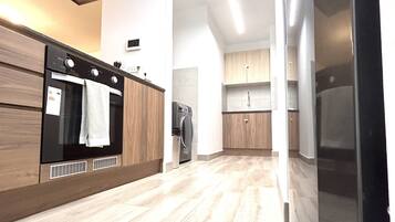 Réfrigérateur, four à micro-ondes, un four, surface de cuisson