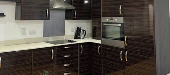 2-bed - 2-Bath - Sleeps 4 - Free Parking