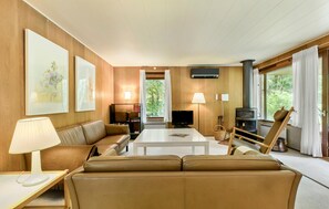 Fireplace - 4 bedroom awesome home in Frederiksværk (Frederiksværk)