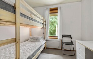 4 bedrooms, iron/ironing board, travel cot, free WiFi