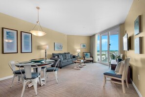 Lägenhet - 1 kingsize-säng med bäddsoffa (Palms Resort) | Vardagsrum | Tv