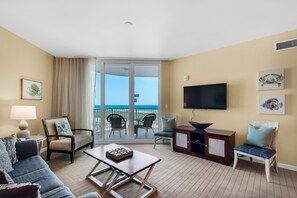 Lägenhet - 1 kingsize-säng med bäddsoffa (Palms Resort) | Vardagsrum | Tv