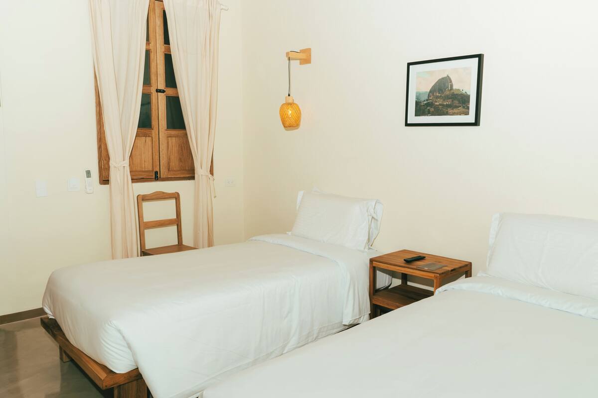 Suite clásica | Ropa de cama de alta calidad, edredones de plumas, escritorio