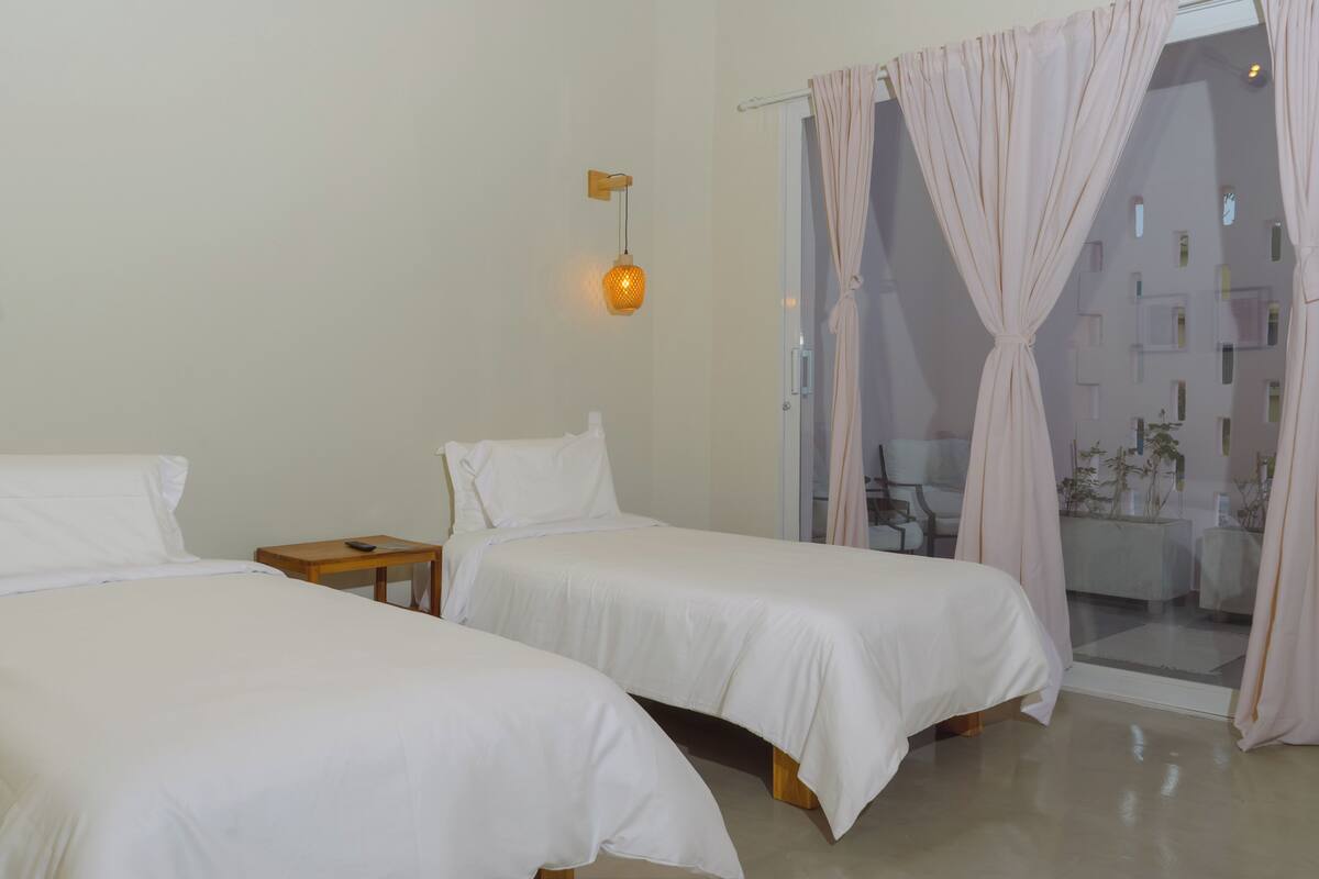 Suite clásica | Ropa de cama de alta calidad, edredones de plumas, escritorio