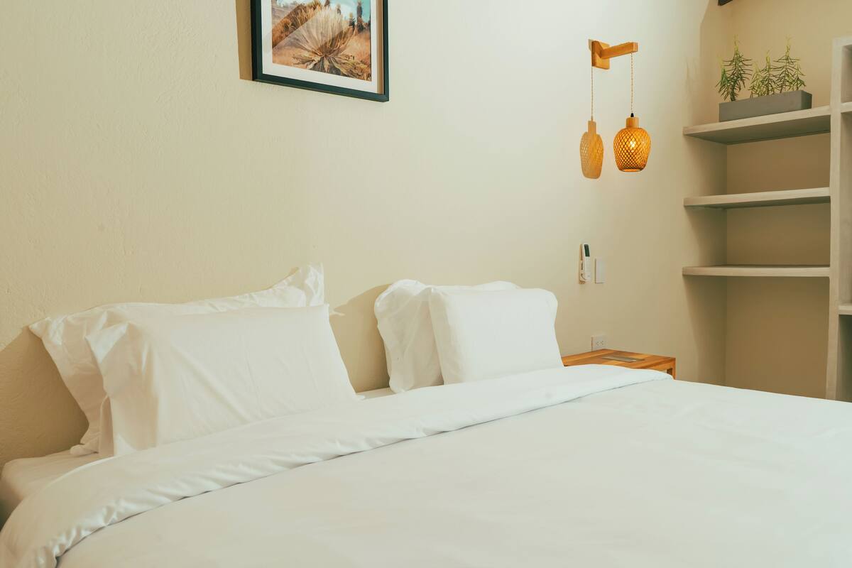 Suite clásica | Ropa de cama de alta calidad, edredones de plumas, escritorio