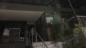 Un edificio moderno con varios pisos, ventanas amplias y balcones.