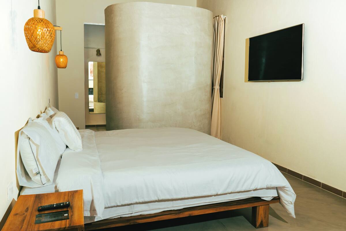 Suite clásica | Ropa de cama de alta calidad, edredones de plumas, escritorio