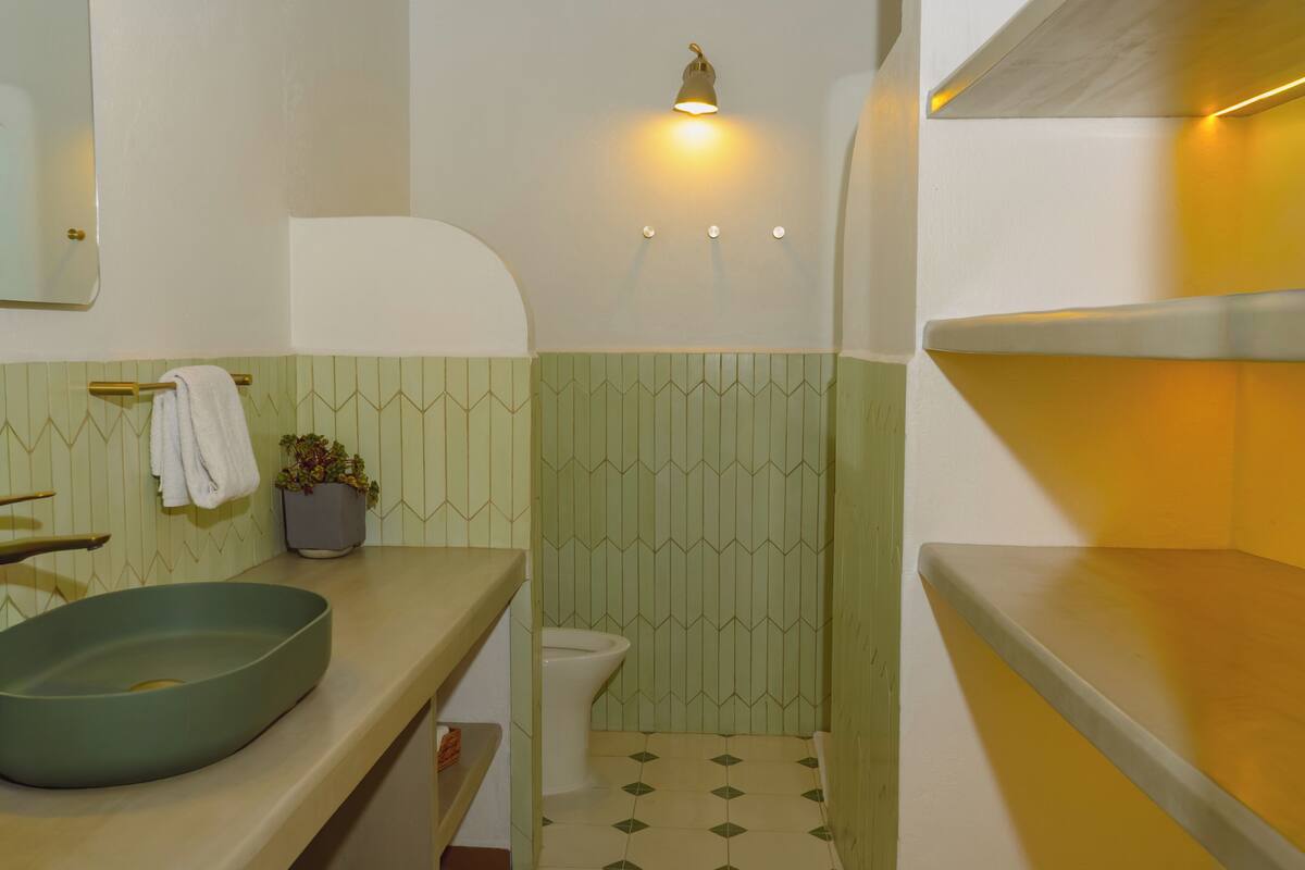 Suite clásica | Baño | Artículos de higiene personal gratuitos, toallas y jabón