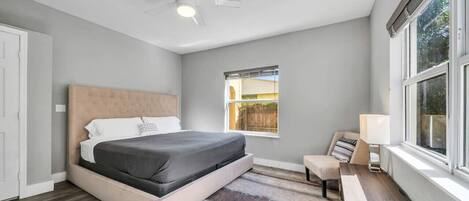 5 chambres, bureau, fer et planche à repasser, lit parapluie