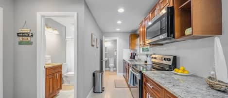 ثلاجة، ميكروويف، فرن، موقد طهي مسطح