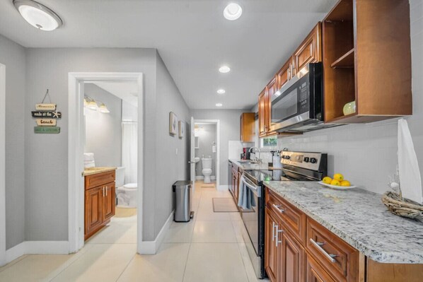 ثلاجة، ميكروويف، فرن، موقد طهي مسطح