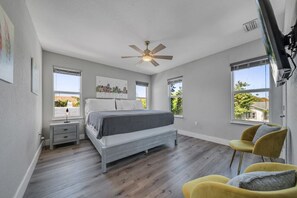 5 Schlafzimmer, Schreibtisch, Bügeleisen/Bügelbrett, Reisekinderbett