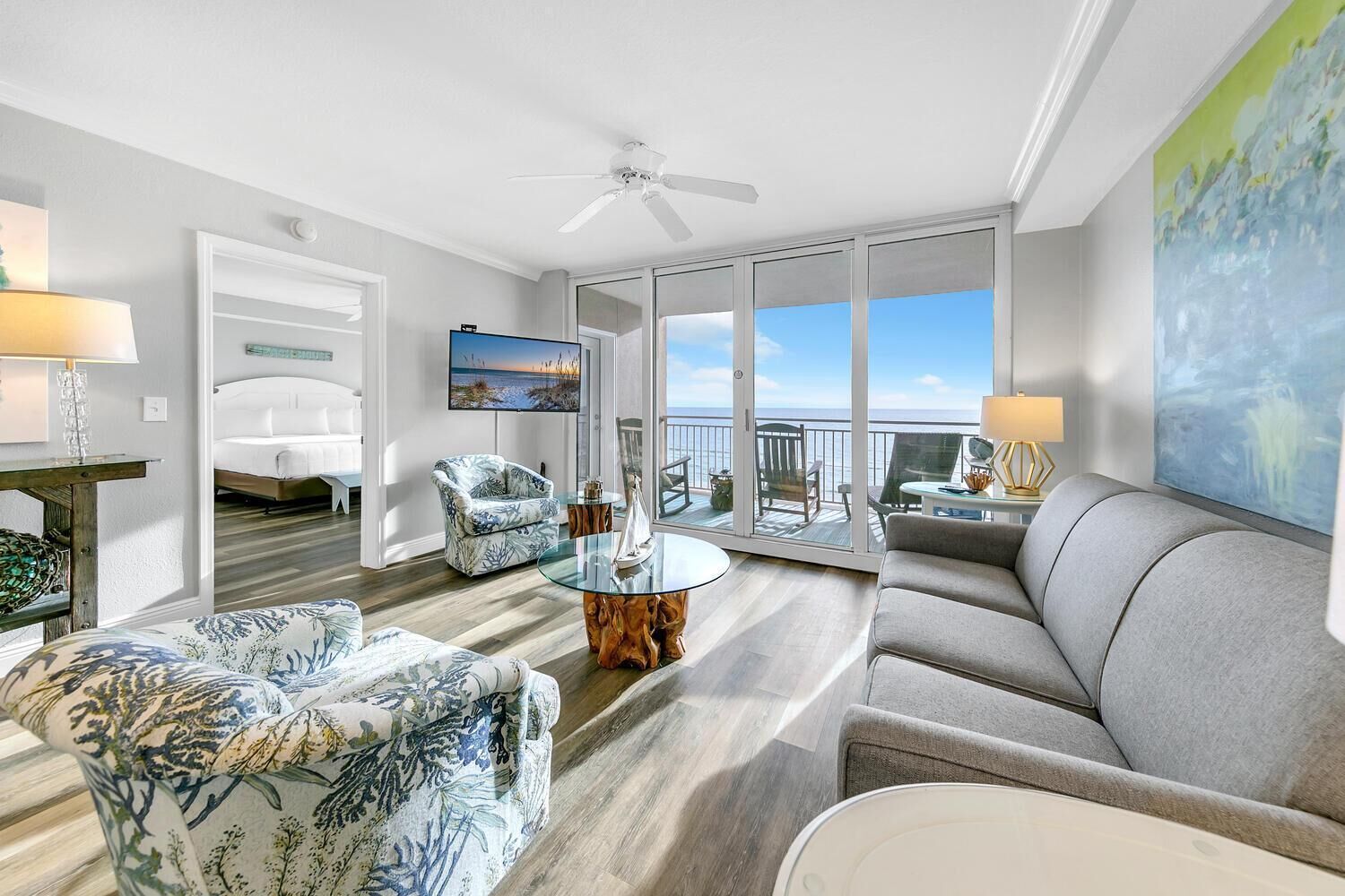 コンドミニアム ベッド (複数台) (Emerald Beach 431) | リビング エリア | テレビ