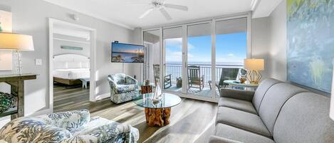 コンドミニアム ベッド (複数台) (Emerald Beach 431) | リビング エリア | テレビ