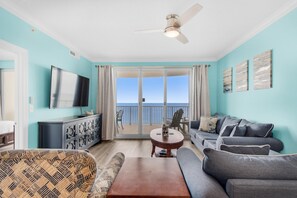 公寓客房, 多張床 (Ocean Villa 1605) | 起居區 | 電視