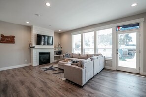 Smart TV, lareira, pebolim, livros