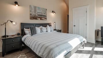 4 slaapkamers, een bureau, een strijkplank/strijkijzer, reisbedje