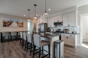 Geladeira, micro-ondas, fogão, cooktop