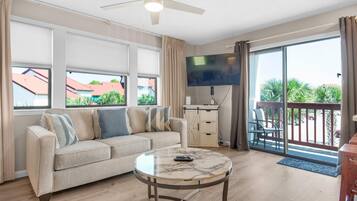 Apartment, 1 Queen-Bett und Schlafsofa (St Thomas Square Villa 1211C Beach Bu) | Wohnbereich | Fernseher