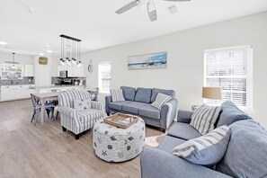 單棟房屋, 多張床 (Bluebonnet by the Beach) | 客廳 | 電視