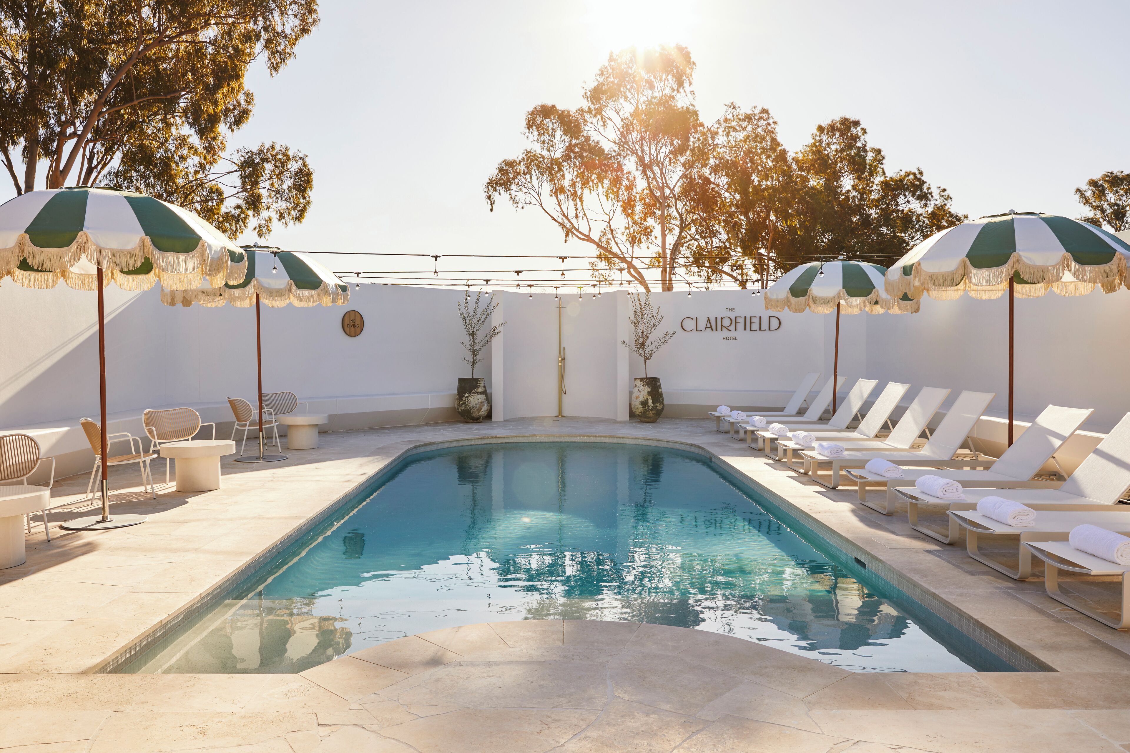 室外泳池；07:00 至 21:00 開放；泳池傘、躺椅