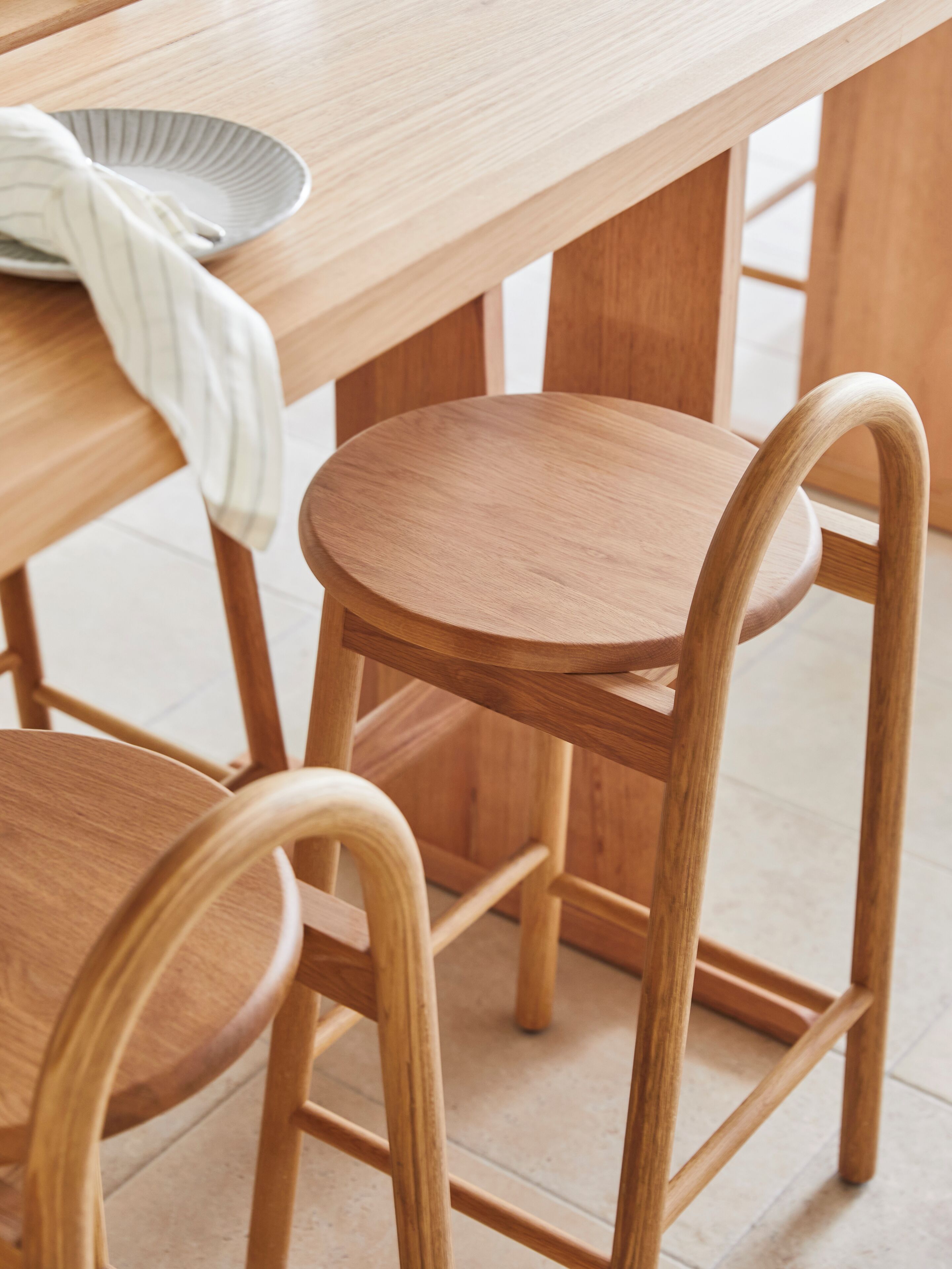 Une table de salle à manger en bois, accompagnée de deux chaises.