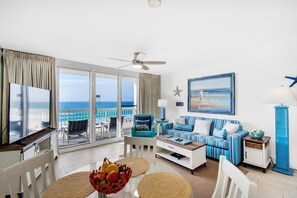 Apartment, 1 King-Bett und Schlafsofa (Pelican Beach Resort 505) | Wohnbereich | Fernseher