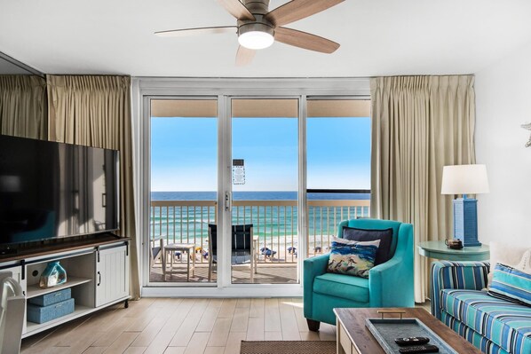 Apartment, 1 King-Bett und Schlafsofa (Pelican Beach Resort 505) | Wohnbereich | Fernseher