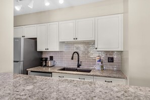 公寓客房, 1 張加大雙人床和 1 張沙發床 (Endless Summer E2) | 私人廚房 | 烤箱、烤麵包機