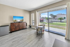 コンドミニアム クイーンベッド 1 台ソファーベッド付き (Endless Summer E2) | 内装