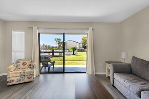 公寓客房, 1 張加大雙人床和 1 張沙發床 (Endless Summer E2) | 起居區 | 電視