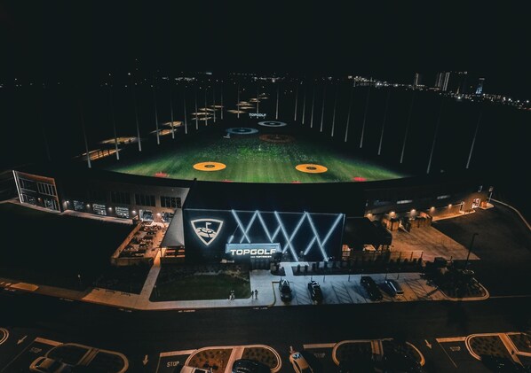 Un stade doté d’un grand terrain, de gradins et d’une entrée imposante.