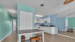 Condo, 1 Katil Ratu (Queen) dengan Katil Sofa (Southwind C-3) | Dapur peribadi