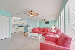 Leilighet, 1 queensize-seng med sovesofa (Southwind C-3) | Oppholdsområde | TV