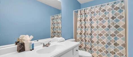 Condo, 1 cama Queen e sofá-cama (Southwind C-3) | Banheiro | Toalhas de banho, sabonete, papel higiênico