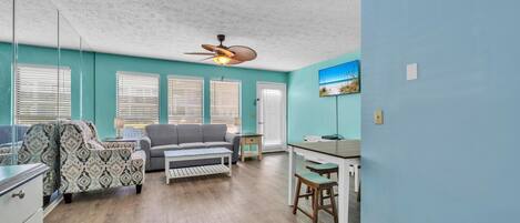 Apartamento, 1 cama de matrimonio con sofá cama (Southwind C-3) | Zona de estar | Una televisión