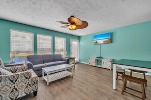 Leilighet, 1 queensize-seng med sovesofa (Southwind C-3) | Oppholdsområde | TV